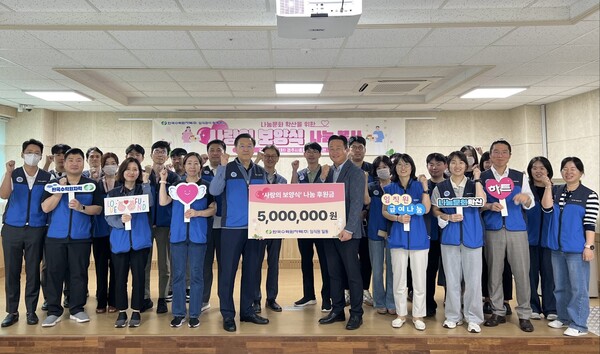 ▲한국수력원자력이 지난 3일 복지관 이용 어르신을 대상으로 무료급식 봉사활동 및 기부금 전달식을 가졌다. ⓒ한국수력원자력
