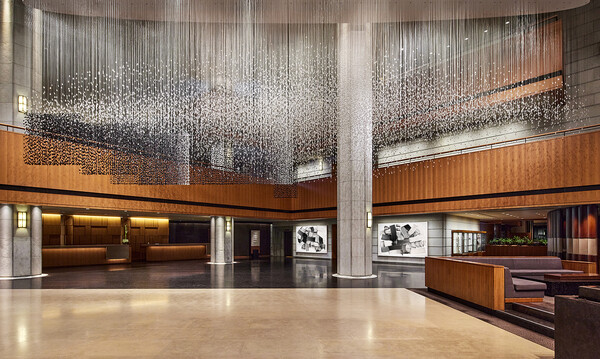 ▲블랙 콘셉트로 새단장한 서울신라호텔 로비. ⓒ서울신라호텔