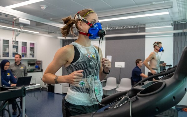 ▲삼성전자와 미국 미시간 대학교가 협업해 진행하는 갤럭시 워치 피트니스 기능 강화를 위한 연구에서 피실험자들이 '갤럭시 워치7'을 착용하고 심박수를 측정하고 있다. ⓒ삼성전자