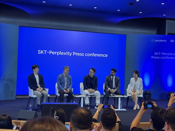 ▲4일 SKT 사옥에서 열린 기자간담회에서 (왼쪽부터)김용훈 SKT AI 서비스 총괄 부사장, 정석근 SKT 글로벌AI테크 사업부장, 유영상 SKT 사장, 아라빈드 스리니바스 퍼플렉시티 CEO, 황유라 아시아 태평양 파트너십 리더가 기자들의 질문에 대답하고 있다. ⓒ윤서연 기자