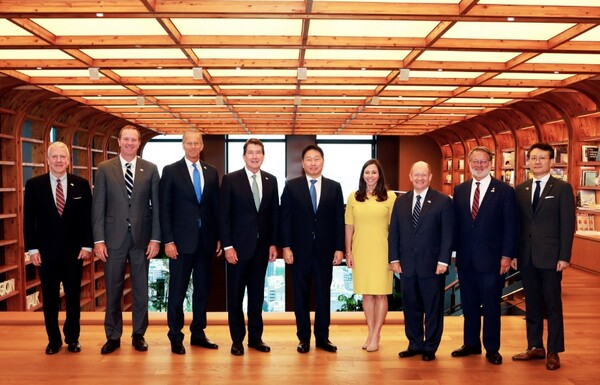 ▲최태원 SK 회장(사진 왼쪽에서 다섯번째)이 지난 3일 서울 종로구 서린사옥에서 빌 헤거티 의원(왼쪽에서 네번째)을 포함한 미국 상원의원 대표단 등과 기념촬영을 하고 있다. ⓒ SK그룹