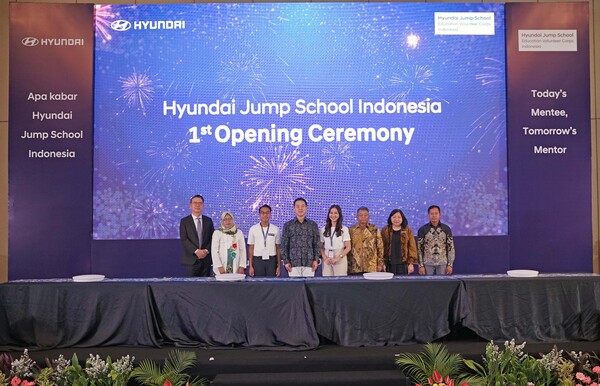 ▲(왼쪽부터) 서창범 사단법인 점프 이사장, 주아리아 1기 학습센터 교장, 아드벤티우스 임마누엘 카로-카로 대학생 멘토, 차우준 현대차 인도네시아 판매법인 법인장, 나파 라이사 카밀라 대학생 멘토, 데디 프리아디 인도네시아 국립대학교 부총장, 안젤리나 테오도라 월드비전 인도네시아 전국지부장, 루트피 하르트노 1기 학습센터 교장 등 관계자들이 기념 촬영을 하고 있다. ⓒ현대차그룹