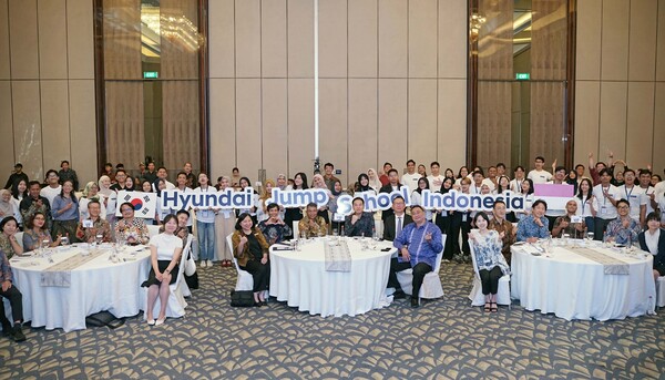 ▲‘H-점프스쿨 인도네시아’ 1기 발대식에서 참가자들이 기념 촬영을 하고 있다. ⓒ현대차그룹