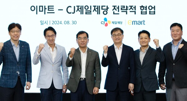 ▲김상익 CJ제일제당 식품한국총괄, 박민석 CJ제일제당 식품사업부문 대표, 강신호 CJ제일제당 부회장, 이마트 한채양 대표, 이마트 황운기 상품본부장, 이마트 이형순 HomeMeal 담당(사진 왼쪽부터). ⓒ이마트