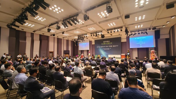 ▲SR타임스가 4일 오후 서울 중구 한국프레스센터 국제회의장에서 개최한 창간 10주년 기념 ESG 포럼 '위기의 대한민국 ESG 이대로 좋은가' 행사에 250여명이 참석한 모습. ⓒ박은영 기자