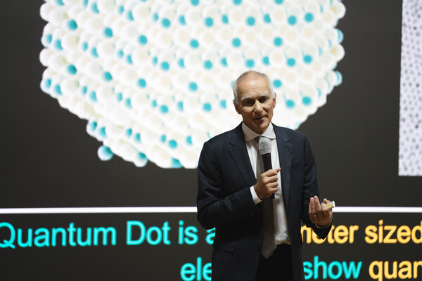 ▲4일 삼성디스플레이 기흥캠퍼스에서 '2023년 노벨화학상 수상자' 모운지 바웬디 MIT 교수가 강연하고 있다. ⓒ삼성디스플레이