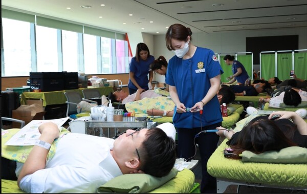 ▲NH투자증권은 4일 임직원 대상 ‘사랑의 나눔 헌혈 행사’를 진행했다. NH투자증권 임직원들이 서울 여의도 파크원 NH금융타워 내 NH투자증권 본사 4층에서 헌혈에 참여하고 있다. ⓒ NH투자증권