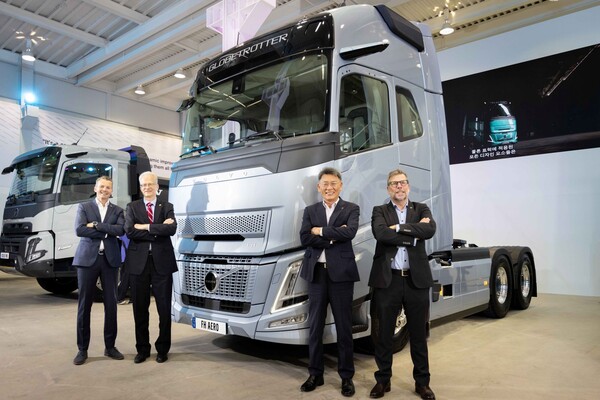 ▲볼보트럭이 4일 서울 성수동에서 미디어 간담회를 열고 볼보 FH Aero를 공개했다. 행사에 참석한 (왼쪽부터) 요한 셀벤 볼보트럭 인터내셔널 부사장, 칼 울르프 안데르손 스웨덴 신임 대사 내정자, 박강석 볼보트럭코리아 대표이사, 피터 하딘 볼보트럭 인터내셔널 제품&영업개발 총괄이사가 기념 사진을 촬영하고 있다. ⓒ볼보트럭코리아