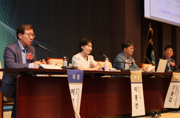 ▲(사진 왼쪽부터)이재하 혁신경영연구원 원장, 이봉선 지구특공대 대표, 신홍갑 대한민국ESG위원회 ESG 사업본부장, 백용대 LG유플러스 ESG 추진팀 책임. ⓒ심우진 기자
