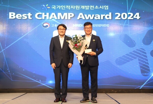 ▲포스코가 9월 4일 열린 우수공동훈련센터 시상식에서 성과평가 우수기관상과 자율공동훈련센터 선정패를 받았다. 사진 왼쪽부터 한국산업인력공단 이우영 이사장, 포스코 양병호 경영지원본부장 ⓒ 포스코