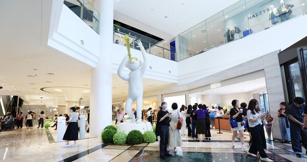 ▲커넥트현대 프리오픈일 방문한 고객들과 내부 전경. ⓒ현대백화점그룹