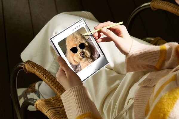 ▲삼성전자 모델이 '갤럭시 Z 폴드6'으로 간단한 스케치를 정교한 AI 이미지로 변환하는 '스케치 변환(Sketch to image)' 기능을 시연하고 있다. ⓒ삼성전자