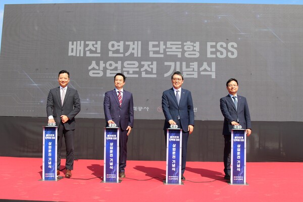 ▲상업운전 기념식에 참석한 (왼쪽부터) 황원필 AVEL 대표, 정혁성 LG에너지솔루션 사업개발총괄 상무, 이준호 한국전력공사 안전&영업배전부사장, 정재천 제주본부장. ⓒ한국전력공사