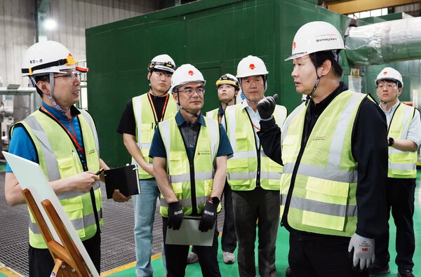 ▲한국지역난방공사 경영진이 추석연휴 대비 수원사업소 특별안전점검에 나섰다. 앞줄 오른쪽 첫번째가 정용기 사장. ⓒ한국지역난방공사