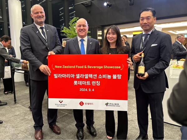 ▲인디뱅 사이먼 리머 대표, 크리스토퍼 럭슨 뉴질랜드 총리, 롯데마트·슈퍼 이영은 부문장, 신동와인 최용빈 상무(사진 왼쪽부터). ⓒ롯데쇼핑