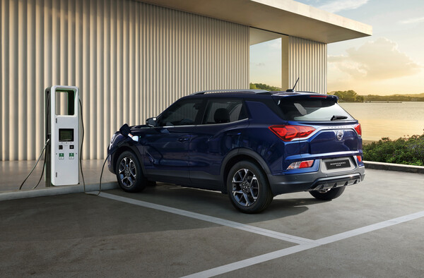 ▲KG모빌리티 코란도 EV 충전 모습. ⓒKG모빌리티