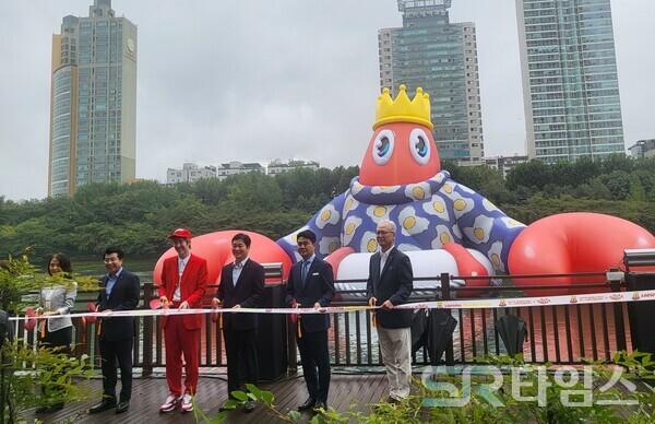 ▲6일 오전 서울 송파구에 위치한 잠실 석촌호수 수변무대에서 필립 콜버트 작가(왼쪽에서 세번째), 장재훈 롯데물산 대표(왼쪽에서 네번째) 등 내빈들이 랍스터 원더랜드 오프닝 세리머니 테이프 커팅식을 진행하고 있다. ⓒ최나리 기자