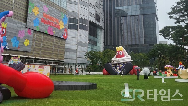 ▲랍스터 원더랜드 프로젝트 작품이 설치된 야외 잔디광장 월드파크 전경. ⓒ최나리 기자