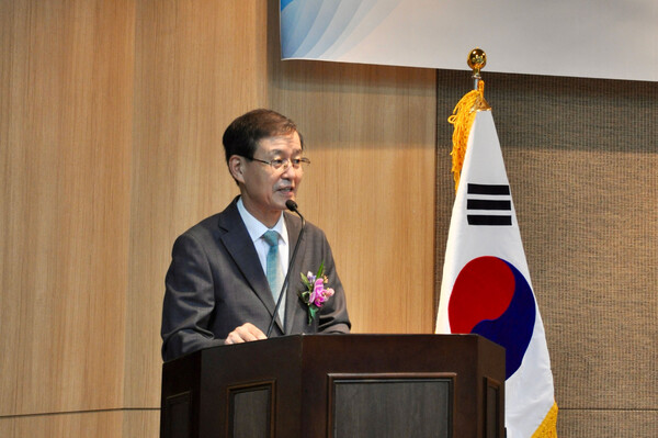 ▲해외건설협회 임시총회에서 제20대 해외건설협회 상임회장으로 선출된 한만희 전 국토해양부 차관이 소감을 밝히고 있다. ⓒ해외건설협회