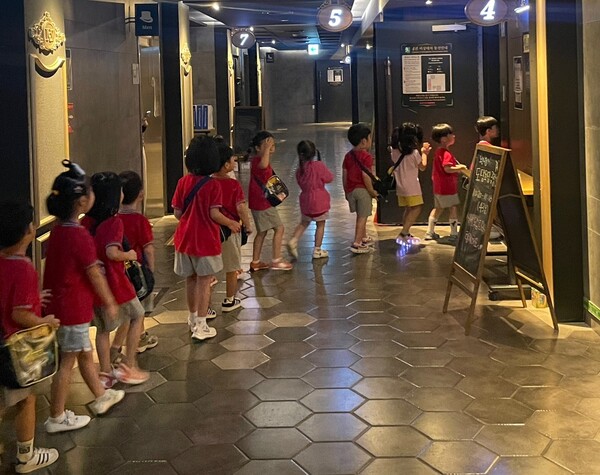 ▲삼표그룹 무료상영회에 참가한 서울 은평구 지역 아이들이 영화관으로 들어가고 있다. ⓒ삼표그룹