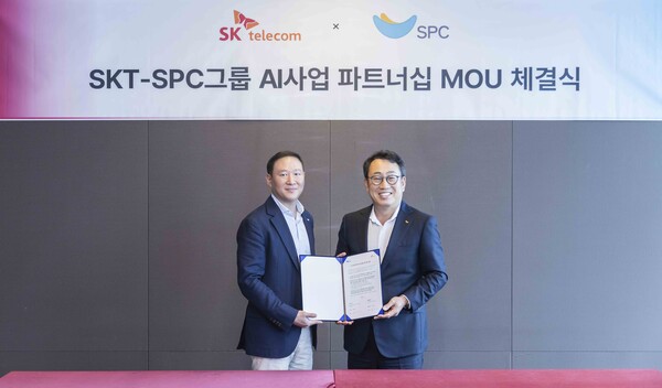 ▲9일 유영상 SKT CEO(오른쪽)와 허희수 SPC 그룹 부사장이 MOU를 마친 후 기념촬영을 하고 있다. ⓒSKT