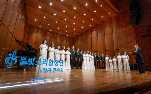 ▲물빛소리 합창단 첫 정기 연주회 모습. ⓒ코웨이