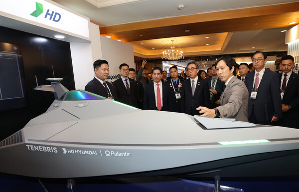 ▲9일 서울 중구 롯데호텔에서 열린 ‘REAIM Summit 2024’에서 조태열 외교부 장관(앞줄 오른쪽 세번째), 김용현 국방부 장관(앞줄 오른쪽 네번째)이 HD현대 부스를 찾아 무인함정 기술에 대한 설명을 듣고 있다. ⓒHD현대