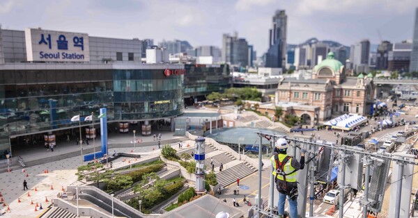 ▲SK텔레콤과 SK오앤에스 엔지니어가 서울역 인근에서 통신장비를 점검하고 있다. ⓒSKT