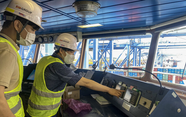 ▲SM상선 직원들이 지난달 30일 부산 강서구 신항에서 ‘에스엠 부산호’의 안전점검을 하고 있다. SM상선은 인명사고와 재해예방을 위해 매년 전체 자사선 12척에 대한 점검을 실시하고 있다. ⓒSM그룹