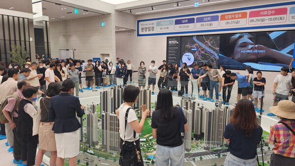 ▲한강 수자인 오브센트 견본주택 방문객들이 주택모형을 보고있다. ⓒ한양