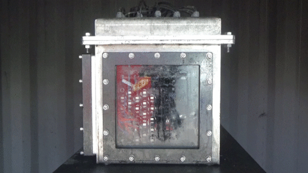 ▲액침냉각 ESS 안정성 테스트 영상. 배터리를 열폭주 시켜 인위적으로 화재가 발생했지만 리튬이온 배터리 모듈을 가득 채운 냉각 플루이드(절연액)가 화재를 원천 차단하고 있다. ⓒ한화에어로스페이스