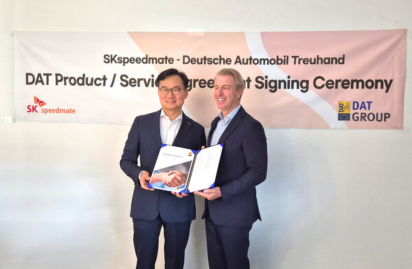 ▲안무인 SK스피드메이트 대표(왼쪽)와 헬머트 아이퍼트 DAT CEO가 독일 오스트필데른에 위치한 DAT 본사에서 열린 AI 차량 견적 프로그램 사용 체결식에서 기념사진을 촬영하고 있다. ⓒSK스피드메이트