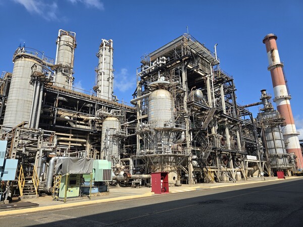 ▲SK에너지가 신규 투자한 전용 탱크와 배관을 통해 이송한 바이오 원료로 코프로세싱 방식의 지속가능항공유(SAF) 연속 생산이 가능한 설비 전경. ⓒSK이노베이션