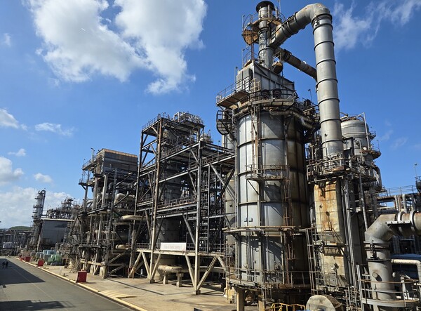 ▲SK에너지가 신규 투자한 전용 탱크와 배관을 통해 이송한 바이오 원료로 코프로세싱 방식의 지속가능항공유(SAF) 연속 생산이 가능한 설비 전경. ⓒSK이노베이션