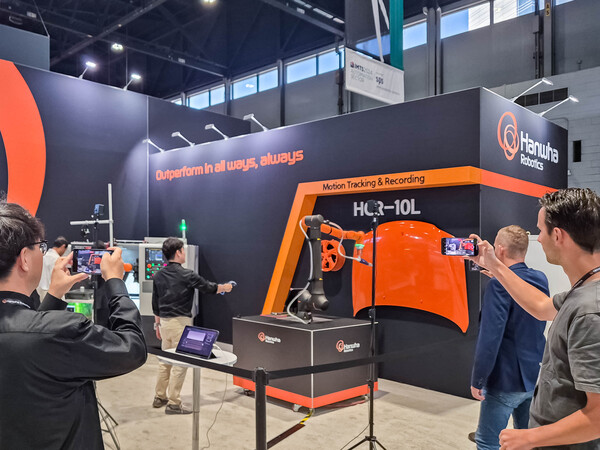 ▲HCR-10L 협동로봇이 사람의 차량 본넷, 휠파우더 코팅 동작을 학습하고 있다. 사진은 HCR-10L이 모션 트래킹레코딩을 시연하는 모습. ⓒ한화로보틱스