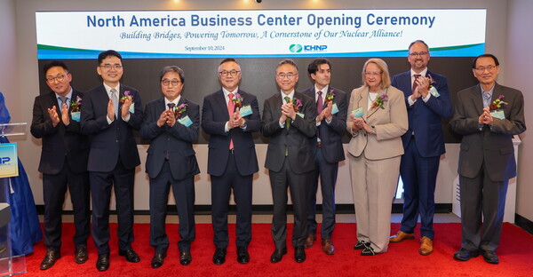 ▲한국수력원자력이 10일(현지시간) 미국 워싱턴D.C.에 북미사업센터를 열고 개소식을 가졌다. 왼쪽 네번째가 황주호 한국수력원자력 사장. ⓒ한국수력원자력
