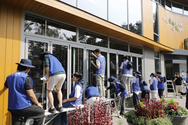 ▲‘구해조(鳥) KCC글라스’ 캠페인 참여자들이 조류충돌방지스티커 부착 활동을 진행하고 있다. ⓒKCC글라스