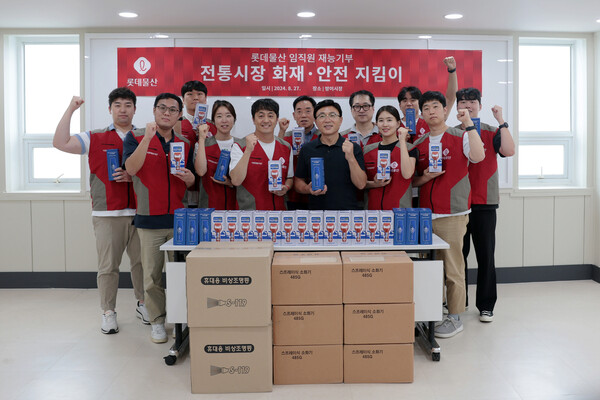 ▲‘전통시장 화재 안전 지킴이’ 활동에 참여한 롯데물산 임직원들과 추상식 방이시장협동조합 이사장(가운데)이 기념 촬영을 하고 있다. ⓒ롯데물산