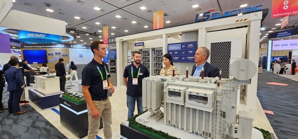 ▲LS일렉트릭 관계자가 고객들에게 초고압 변압기를 소개하고 있다. ⓒLS일렉트릭