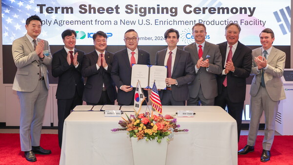 ▲한국수력원자력이 지난 9일(현지시간) 미국 핵연료 공급사인 센트루스와 공급계약 주요조건 합의서에 서명했다. 황주호 한국수력원자력 사장(왼쪽 네번째)과 아미르 벡슬러 센트루스 CEO(오른쪽 네번째). ⓒ한국수력원자력