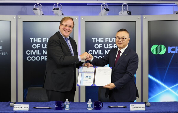 ▲한국수력원자력이 지난 11일(현지시간) 미국 싱크탱크 애틀랜틱 카운슬과 파트너십 협약을 체결했다. 협약식에 참석한 황주호 한국수력원자력 사장(오른쪽)과 프레데릭 캠프 애틀랜틱 카운슬 CEO. ⓒ한국수력원자력