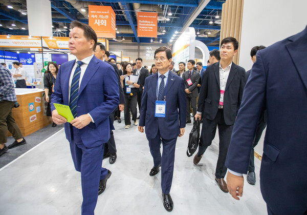 ▲김선규 호반그룹 회장(왼쪽부터 두번째)이 ‘제1회 대한민국 사회적 가치 페스타’ 홍보부스를 둘러보고 있다. ⓒ호반그룹