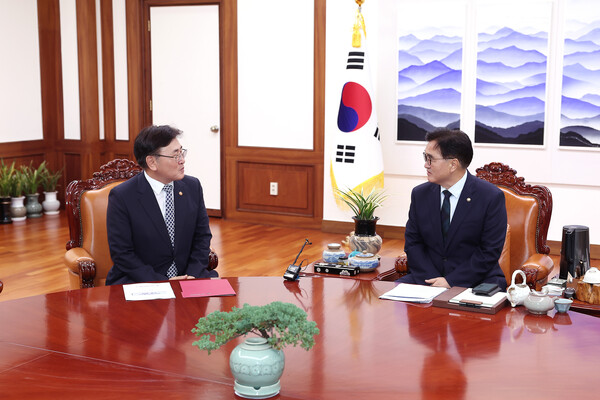 ▲우원식 국회의장(오른쪽)과 유상임 과학기술정보통신부 장관이 환담을 나누고 있다. ⓒ국회