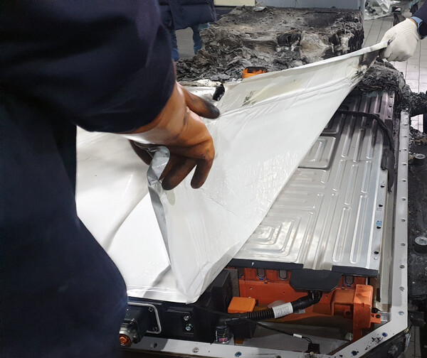 ▲토레스 EVX 화재 후 배터리 탈거. ⓒKG모빌리티