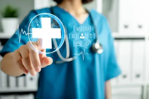 ▲글로벌 디지털 헬스케어 산업은 2026년 경 6,394억달러(약 826조원)에 달할 것으로 전망된다. 이에 국내 대표 IT 기업인 네이버와 카카오에서는 AI를 활용한 디지털 헬스케어 시장 공략에 나서고 있다. ⓒiStock