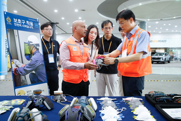 ▲파이야즈 칸 GM 한국사업장 최고안전책임자(앞줄 왼쪽)를 비롯해 임직원들이 안전 주간 캠페인 기간동안 진행된 안전 보호장비 체험 행사에 참여하고 있다. ⓒGM