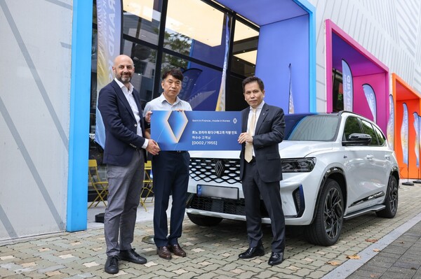 ▲(왼쪽부터) 엠마누엘 알나와킬 르노코리아 영업마케팅본부장, 허수수 고객, 황재섭 르노코리아 영업 및 네트워크 총괄 전무가 13일 르노 성수에서 열린 ‘뉴 르노 그랑 콜레오스 E-Tech 하이브리드’ 특별 인도식에서 기념 사진을 촬영하고 있다. ⓒ르노코리아