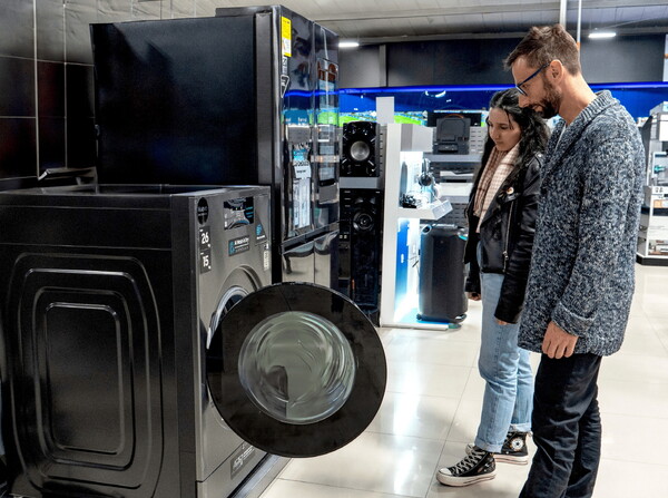 ▲콜롬비아 수도 보고타에 위치한 대형 전자제품 매장인 Ktronix Unicentro에서 고객들이 삼성전자 올인원 세탁건조기 '비스포크 AI 콤보'를 체험하고 있다. ⓒ삼성전자