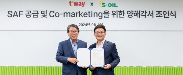 ▲19일 서울 강서구 티웨이항공 훈련센터에서 정홍근 티웨이항공 대표이사와 안종범 S-OIL 마케팅총괄 사장(오른쪽)이 참석한 가운데 ‘지속가능항공유(SAF) 공급 업무협약(MOU)’을 진행했다. ⓒS-OIL