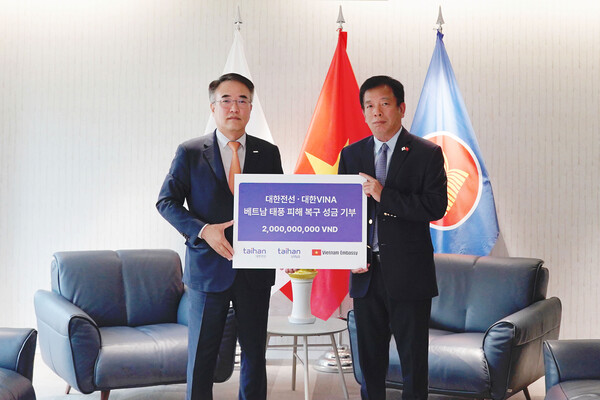 ▲대한전선이 주한 베트남 대사관과 기부 협약식을 진행했다. 협약식에 참석한 송종민 대한전선 부회장(왼쪽)과 부호 주한 베트남 대사. ⓒ대한전선